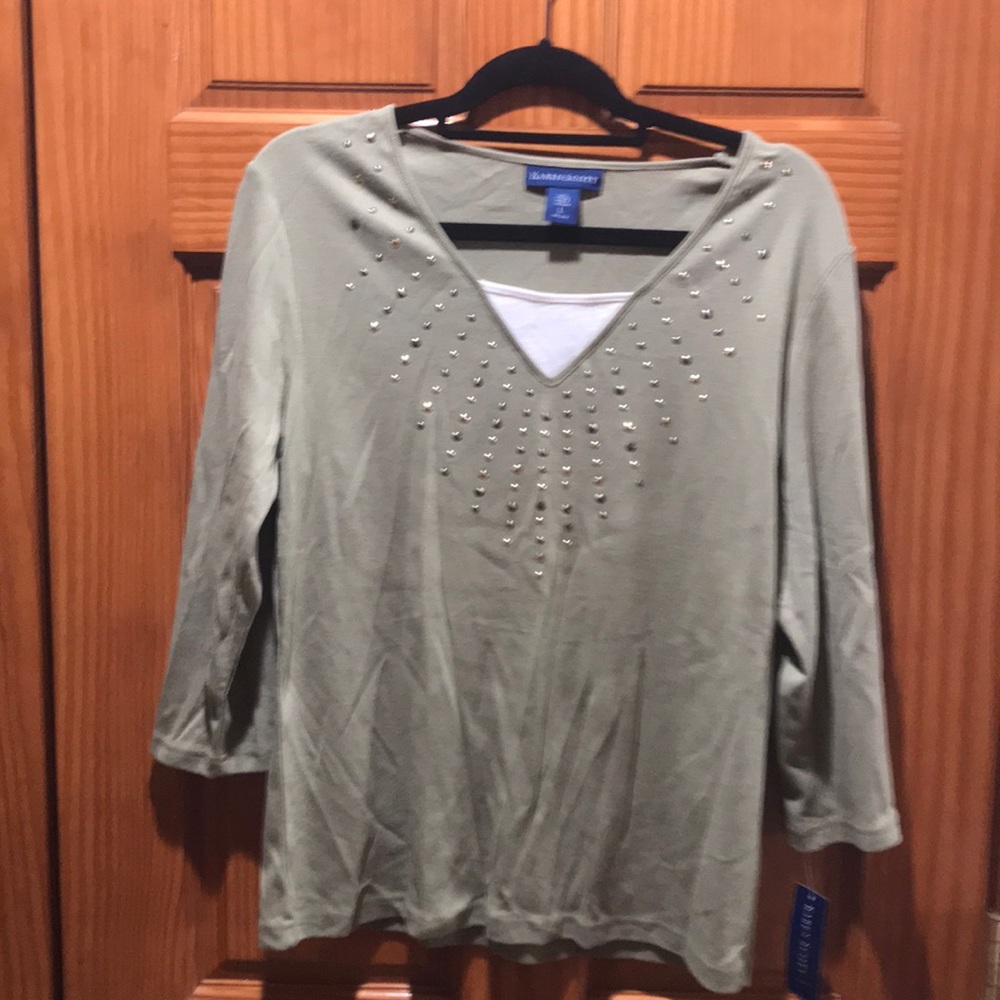 Top with 3/4 sleeves.